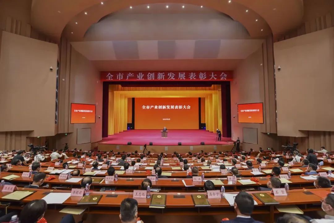 8.27功勋企业家.jpg 8.27功勋企业家.jpg